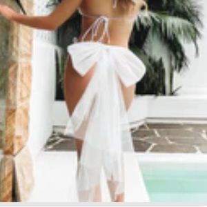 White fox boutique clip on bow, brand new, perfect for a bachelorette party